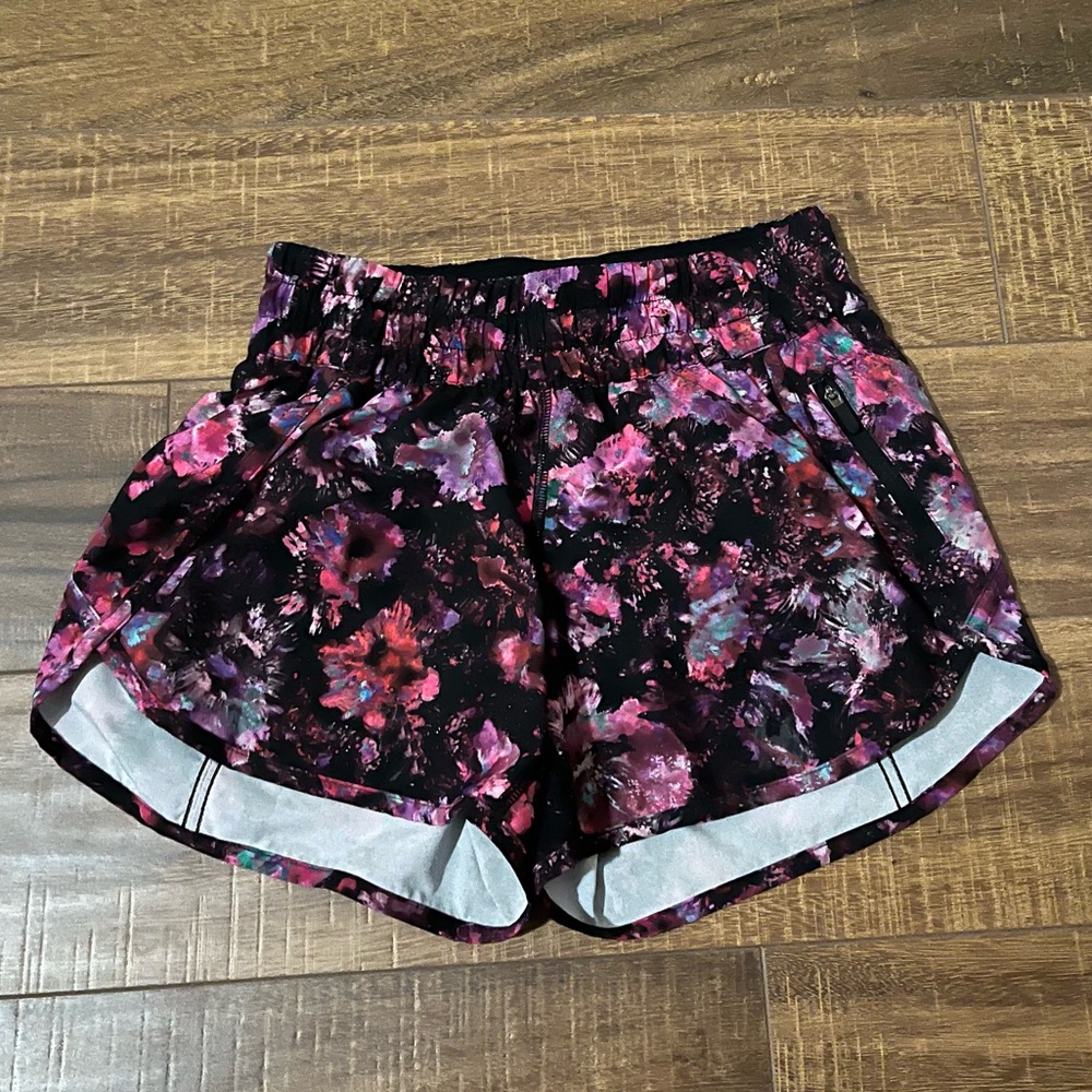 Lululemon floral tracker short 4”